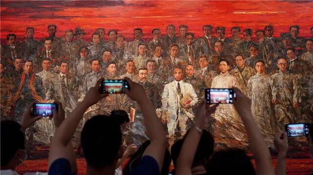 参观者在中共一大纪念馆内拍摄油画作品《星火》（6月6日摄）。新华社记者刘颖摄