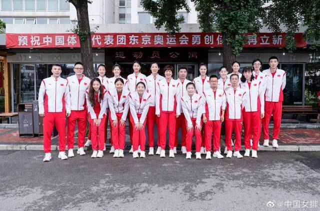 中国女排抵达东京后发回第一张自拍，网友：朱婷眼神犀利，剑指冠军！