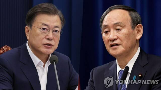 韩国总统文在寅（左）与日本首相菅义伟（图源：韩联社）