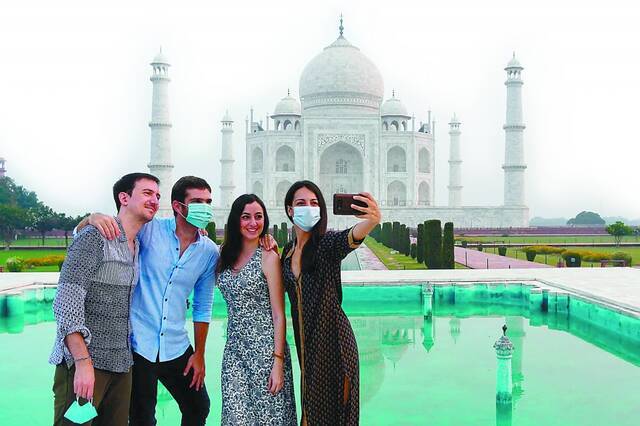 印度游客在泰姬陵自拍。