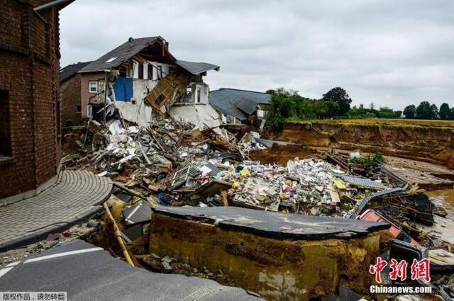 当地时间7月16日，德国Erftstadt-Blessem，一条被洪水侵袭后的街道。