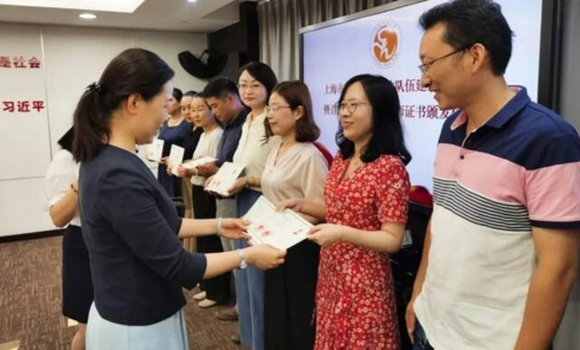 社工有了“高级职称” 上海首批十位高级社会工作师获颁证书