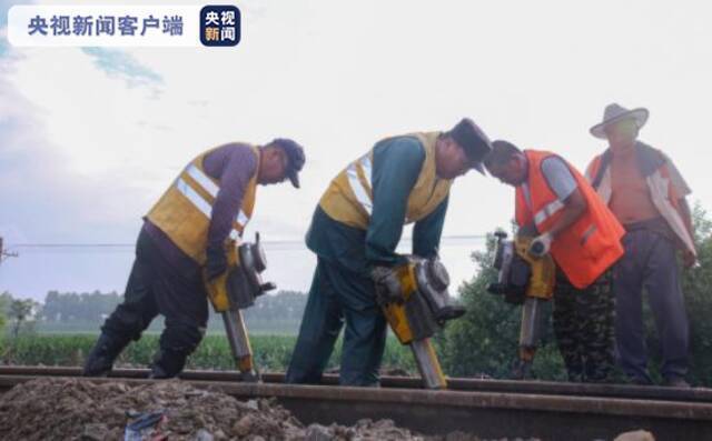 黑龙江强降雨致富嫩线铁路出现水害险情 铁路部门迅速抢通