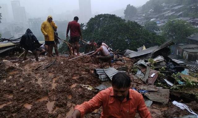 印度西部连日大雨导致一地区发生滑坡 已有5人丧生