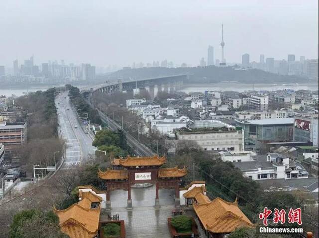 资料图：2020年3月，武汉“封城”一月有余，疫情之下黄鹤楼景区已喧嚣不再。图为俯瞰景区入口。中新社记者杨程晨摄