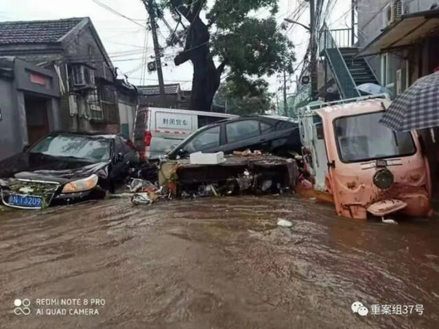 ▲7月18日，三家店东街，车辆被雨水冲击后堆堵到一起。受访者供图