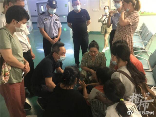 杭州电瓶车烧伤女孩被下三次病危通知 母亲哭着还原事发瞬间