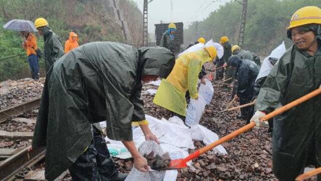 河南：持续强降雨致郑州局管内多趟普速列车停运