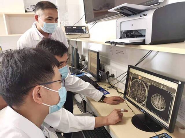 上海市第一人民医院南部神经外科团队正在查看患者影像学报告。上海市第一人民医院供图