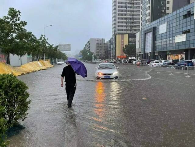 地铁出入口关闭！道路成河！列车停运！网友紧急求助！河南为啥成全国强降雨中心？