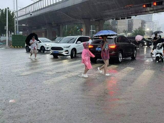 地铁出入口关闭！道路成河！列车停运！网友紧急求助！河南为啥成全国强降雨中心？