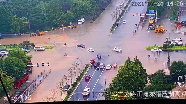 郑州多路段积水断行 交警提醒：非必要不出行！
