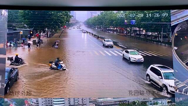 郑州多路段积水断行 交警提醒：非必要不出行！