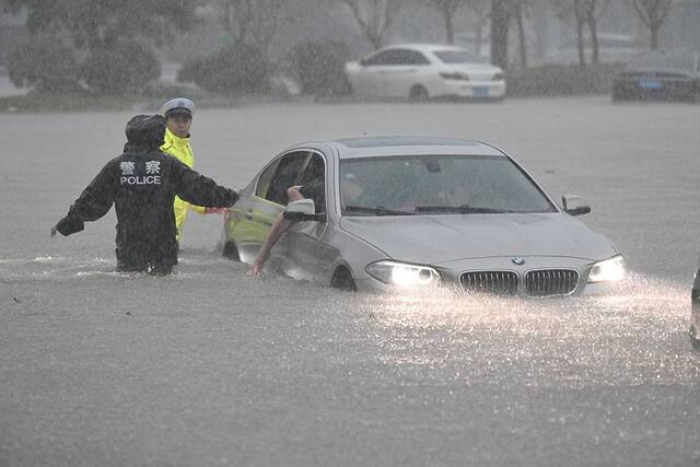 降雨强度历史罕见 河南为何成为全国强降雨中心？