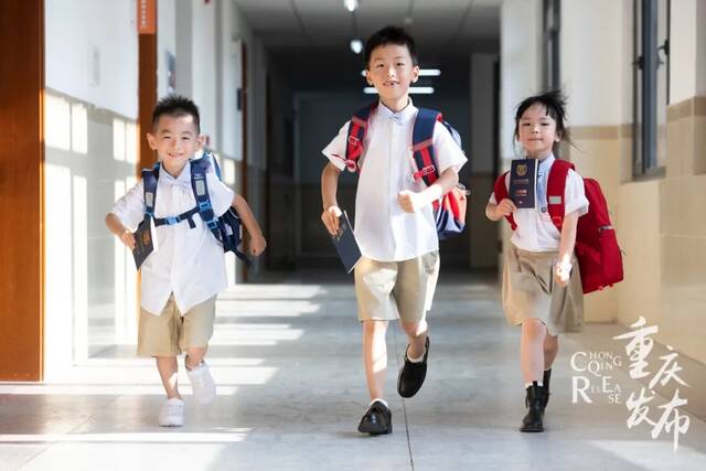 小学生高兴地奔向教室（资料图）邹乐摄