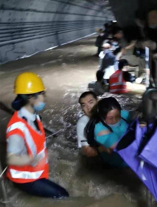 有惊无险 因暴雨被困郑州地铁5号线隧道内的乘客已被安全疏散