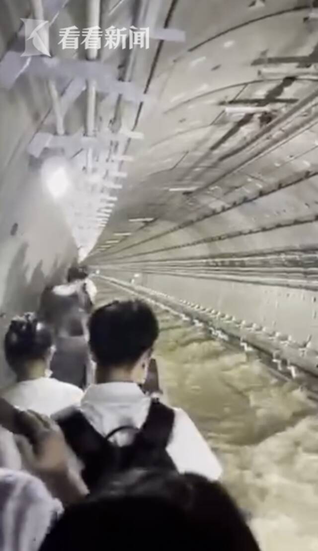 郑州暴雨致地铁全线停运！乘客被困车厢水淹过腰