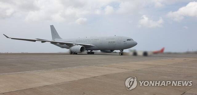 驱逐舰暴发新冠疫情后 韩国清海部队301人分乘2架军机回国