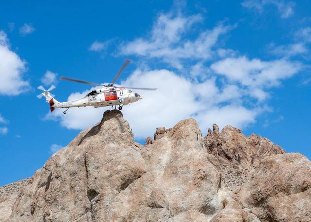 美军MH-60直升机在山区飞行