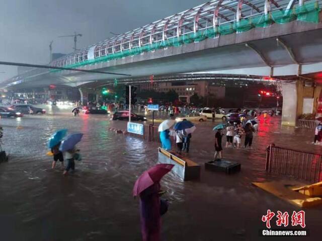 7月20日，河南出现持续性强降水天气，多地出现暴雨、大暴雨，部分地区出现特大暴雨。郑州市已提升防汛应急响应至I级，持续强降雨导致部分街道积水严重。中新社记者阚力摄