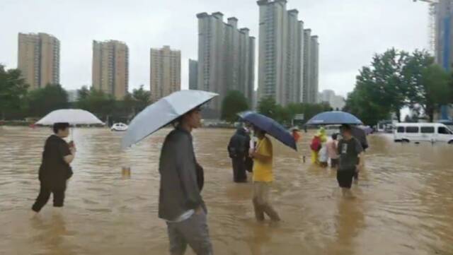 河南郑州暴雨：路面积水已下降，地铁站外仍有市民滞留