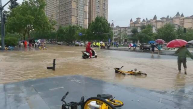 河南郑州暴雨：路面积水已下降，地铁站外仍有市民滞留