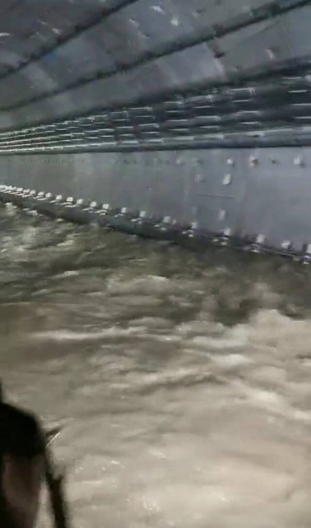 地铁隧道变成了湍急的河流。受访者供图