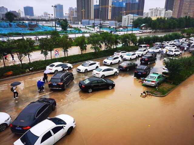 ▲7月21日，郑州，暴雨造成城区内部分路段积水严重。图据视觉中国