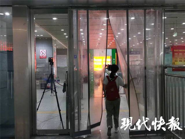 南京地铁4个站进行跳站运营，禄口机场、高铁和大巴严格防疫
