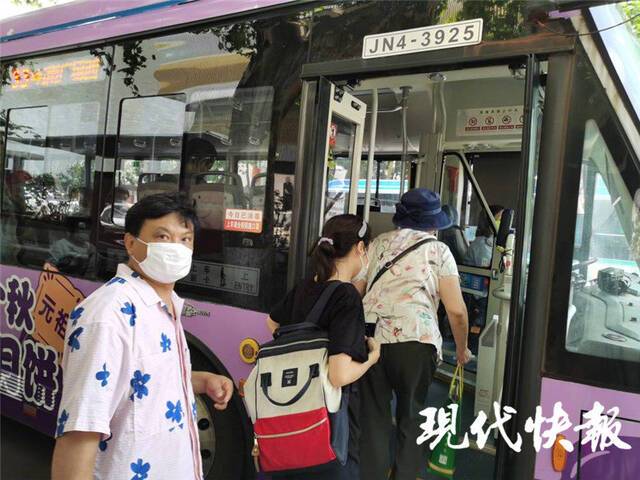 南京地铁4个站进行跳站运营，禄口机场、高铁和大巴严格防疫