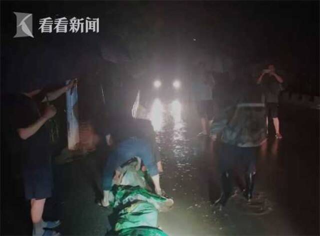 视频｜暴雨来袭，是他们彻夜未眠默默守护！