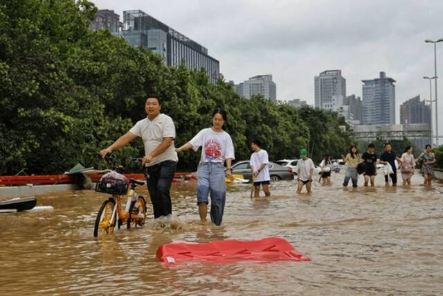 郑州市区主要干道淤泥清理完毕 不少片区仍然处于停电状态