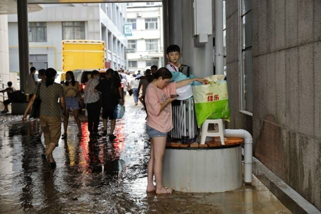 郑州市区主要干道淤泥清理完毕 不少片区仍然处于停电状态