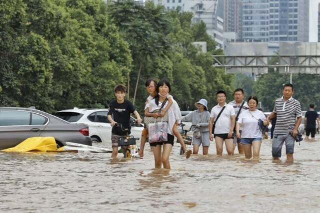 郑州市区主要干道淤泥清理完毕 不少片区仍然处于停电状态