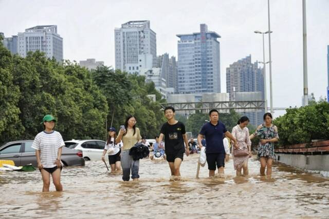 郑州市区主要干道淤泥清理完毕 不少片区仍然处于停电状态