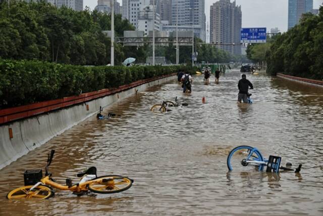 郑州市区主要干道淤泥清理完毕 不少片区仍然处于停电状态