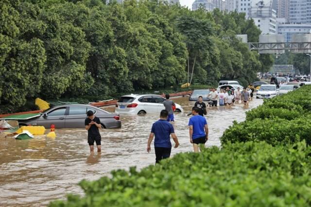 郑州市区主要干道淤泥清理完毕 不少片区仍然处于停电状态