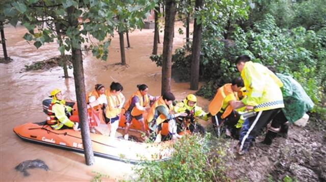 河南暴雨成灾 各方紧急救援