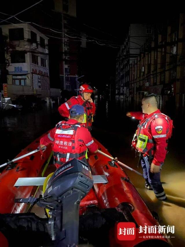 探访河南巩义“孤岛”村：停水停电停气 村民开始清理道路