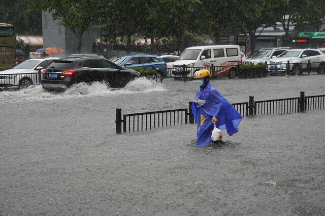 车企河南暴雨中“停摆”：断水断电，积水倒灌，放假一天