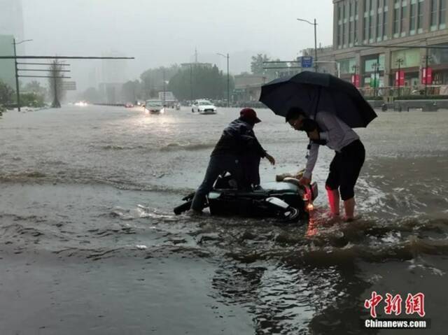  7月20日，郑州持续强降雨导致部分街道积水严重。中新社记者韩章云摄