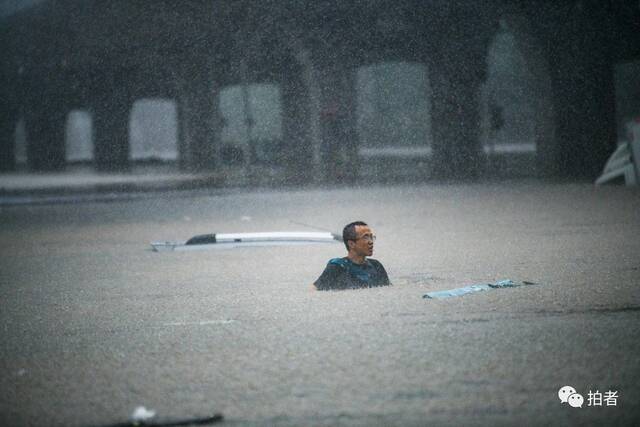 郑州特大暴雨后的第一天：积水渐退，大量汽车停放路面