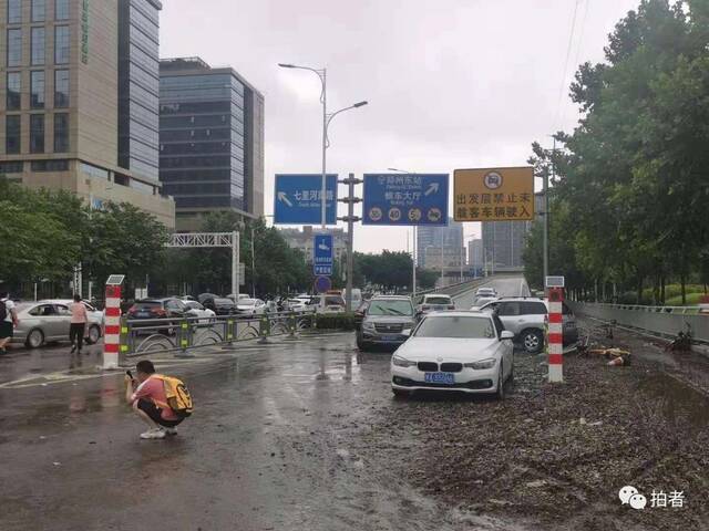 郑州特大暴雨后的第一天：积水渐退，大量汽车停放路面