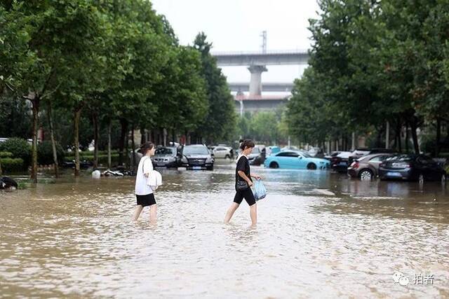 郑州特大暴雨后的第一天：积水渐退，大量汽车停放路面