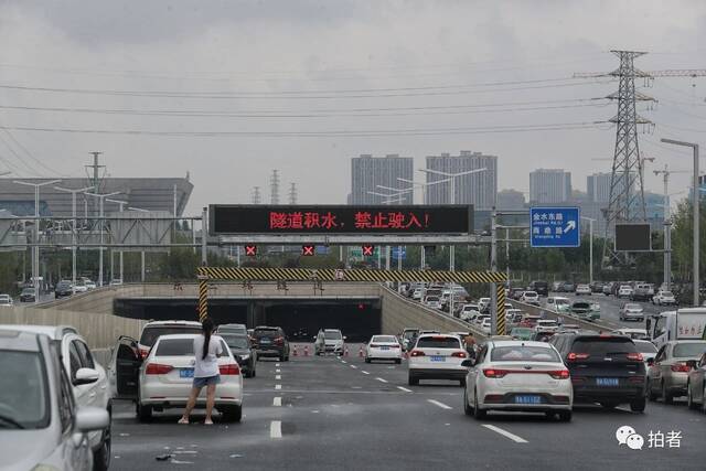 郑州特大暴雨后的第一天：积水渐退，大量汽车停放路面