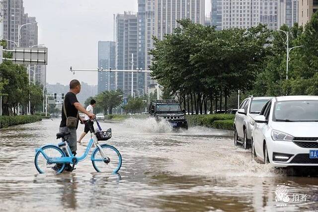 郑州特大暴雨后的第一天：积水渐退，大量汽车停放路面