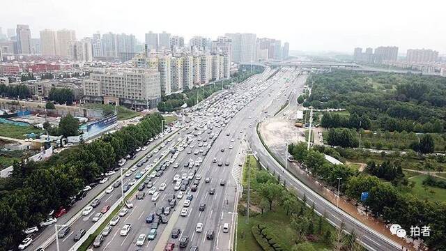 郑州特大暴雨后的第一天：积水渐退，大量汽车停放路面