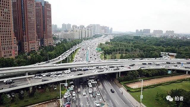 郑州特大暴雨后的第一天：积水渐退，大量汽车停放路面