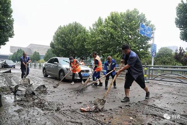 郑州特大暴雨后的第一天：积水渐退，大量汽车停放路面