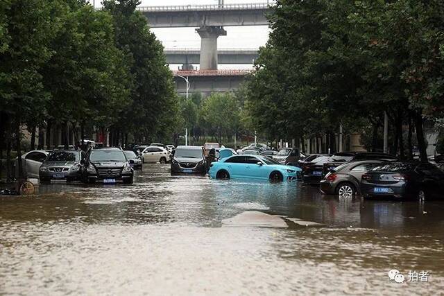 郑州特大暴雨后的第一天：积水渐退，大量汽车停放路面